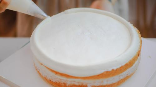 摄影作品欣赏——烘焙师美女制作生日蛋糕