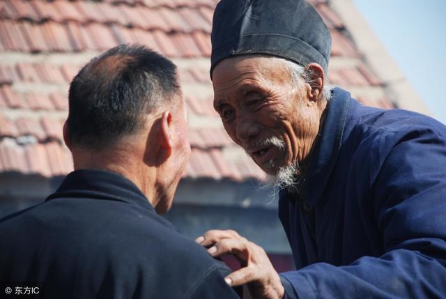 不孝子让老人拾荒为生,算命先生偶遇老人:不必担心,明年起大运