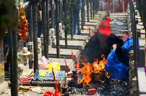 烧纸钱仍是主要祭祀方式