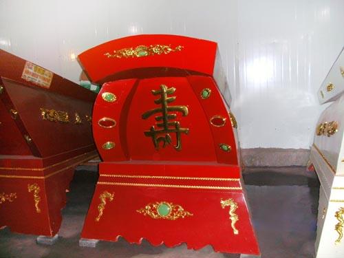 中国传统棺材有红色,黑色,白色,金色等.