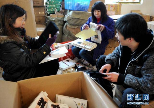1月10日,众多网店店主在杭州网店密集的四季星座大厦地下车库内交寄
