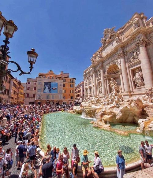 罗马许愿池,别名幸福喷泉,原名:特雷维喷泉(fontana ditrevi),建造者