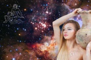 占星术和占星术的概念. 银河系背景上美丽的女人水瓶座