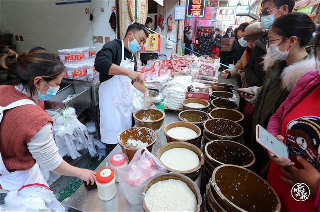 在昆明篆新农贸市场,卖甜白酒的商铺生意火爆.
