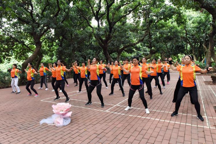 展示丽人风采,拥有健康快乐——深圳市君行天下徒步协会跳跳乐健身操